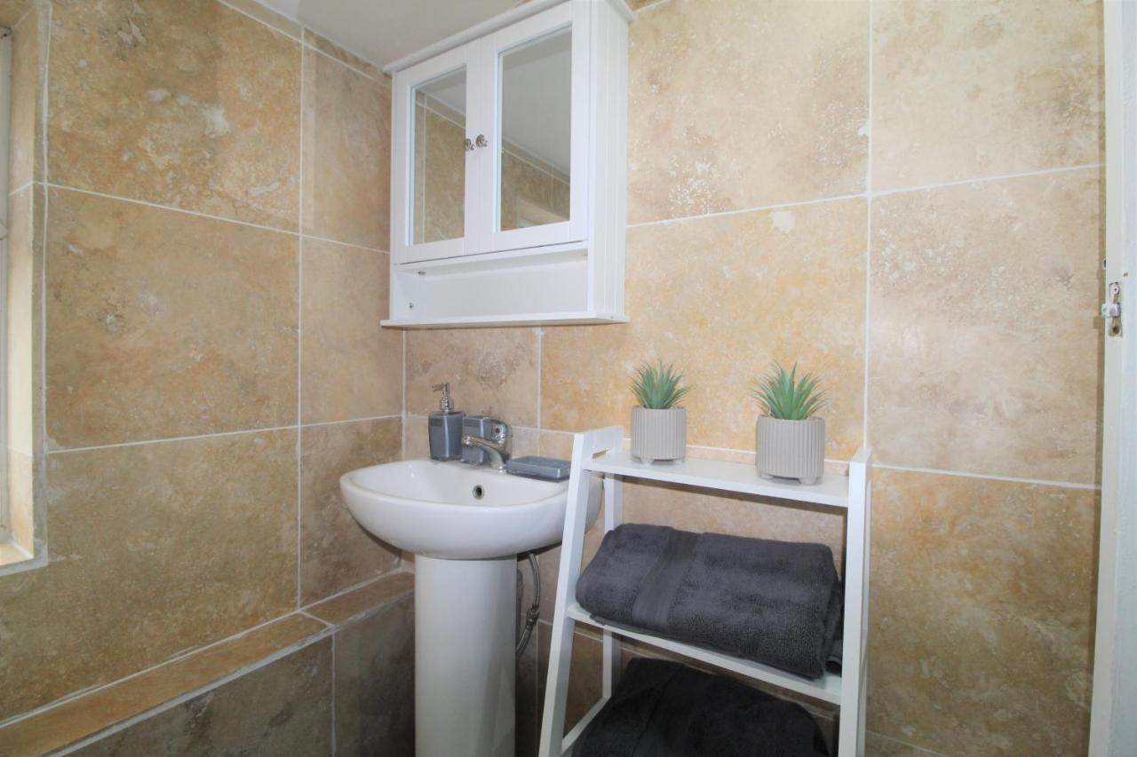 Studio 2 Min Walk To Upton Park Station Londres Exterior foto